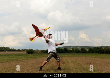 Sándor Varga dell'Ungheria è raffigurata con un velivolo modello pteranodon presso l'Università di tecnologia ed economia di Budapest durante la giornata di pratica del Model Airplane Club presso la pista di atterraggio dell'aeroplano modello Örvényes. Gli appassionati utilizzano trasmettitori radio con telecomando per volare i loro aeroplani modello in miniatura riproduzioni come un hobby. Credit: SOPA Images Limited/Alamy Live News Foto Stock