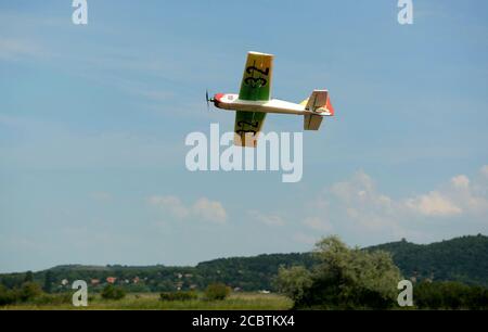 Un primo piano di un aeroplano modello in volo presso l'Università di tecnologia ed Economia di Budapest durante la giornata di pratica del Model Airplane Club presso la pista di atterraggio dell'aeroplano modello Örvényes. Gli appassionati utilizzano trasmettitori radio con telecomando per volare i loro velivoli modello in miniatura di riproduzione come un hobby. Credit: SOPA Images Limited/Alamy Live News Foto Stock