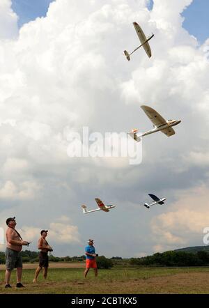 L'Università di Budapest della tecnologia e dell'economia durante la giornata di pratica del Model Airplane Club presso la pista di atterraggio dell'aeroplano modello Örvényes. Gli appassionati utilizzano trasmettitori radio con telecomando per volare i loro aeroplani modello in miniatura di riproduzione come un hobby. Credit: SOPA Images Limited/Alamy Live News Foto Stock