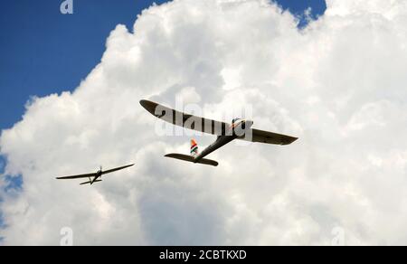 Un primo piano di un aeroplano modello in volo presso l'Università di tecnologia ed Economia di Budapest durante la giornata di pratica del Model Airplane Club presso la pista di atterraggio dell'aeroplano modello Örvényes. Gli appassionati utilizzano trasmettitori radio con telecomando per volare i loro velivoli modello in miniatura di riproduzione come un hobby. Credit: SOPA Images Limited/Alamy Live News Foto Stock