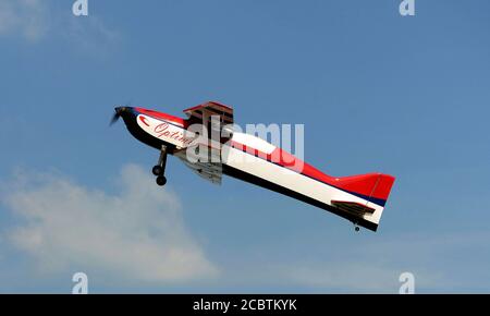 Un primo piano di un aeroplano modello in volo presso l'Università di tecnologia ed Economia di Budapest durante la giornata di pratica del Model Airplane Club presso la pista di atterraggio dell'aeroplano modello Örvényes. Gli appassionati utilizzano trasmettitori radio con telecomando per volare i loro velivoli modello in miniatura di riproduzione come un hobby. Credit: SOPA Images Limited/Alamy Live News Foto Stock