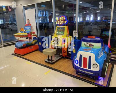 Penang, Malesia - 16 agosto 2020: Vista di tre giostre per bambini a gettoni esposte all'ingresso di un negozio a Tesco eGate Penang Foto Stock