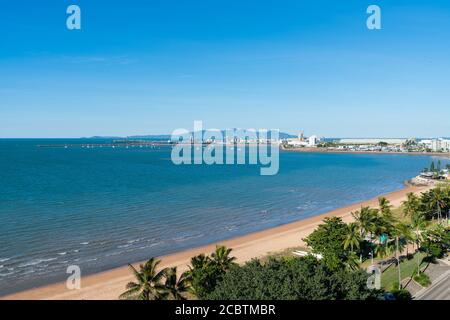 La spiaggia tropicale e il porto di Strand a Townsville, North Queensland, Australia Foto Stock