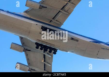 Volga-Dnepr Airlines Antonov AN-124-100 Russan (REG: RA-82074) su lunga finale pista 31. Foto Stock