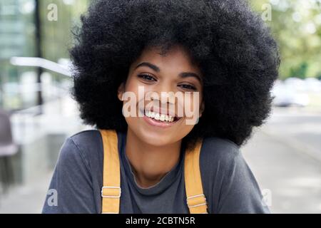 Felice africano teen hipster ragazza con capelli Afro guardando fotocamera, headshot. Foto Stock