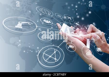 Industry 4.0 Concept, fabbrica intelligente con controllo su Internet. Utilizzare lo smartphone per controllare lo stato e l'ordine, con l'automazione del flusso di icone e i dati Foto Stock