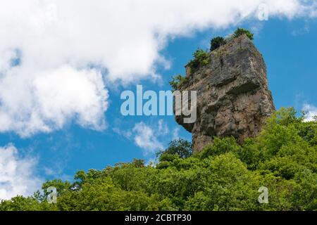 Colonna di Katskhi, un'alta colonna di monolito calcareo naturale con un monastero in cima, un famoso paesaggio a Chiatura, Imereti, Georgia. Foto Stock