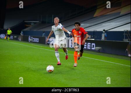 Gelsenkirchen, Germania - 11 agosto 2020: Taison durante l'azione nella partita di calcio della Lega Europa Shakhtar vs Basilea. Sono ammessi eventi pubblici Foto Stock