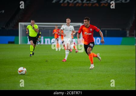 Gelsenkirchen, Germania - 11 agosto 2020: Junior Moraes durante l'azione nella partita di calcio della Lega Europa Shakhtar vs Basilea. Eventi pubblici sono Foto Stock