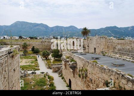 Kyrenia Castello, Girne Kales, bellissimo cortile con palme risalente al 7 ° secolo. Foto Stock