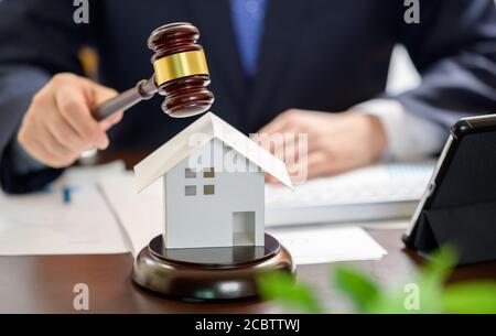 Uomo d'affari che tiene un gavel in mano. giustizia e concetto di asta. Foto Stock