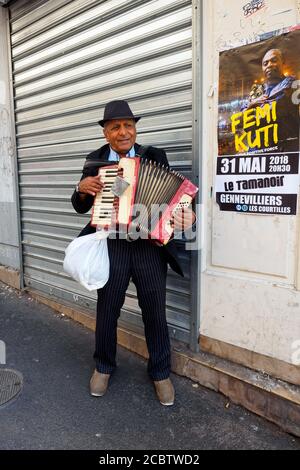 Suonatore di fisarmonica busker nel quartiere Montmatre - Parigi, Francia Foto Stock