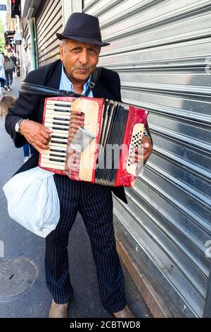 Suonatore di fisarmonica busker nel quartiere Montmatre - Parigi, Francia Foto Stock