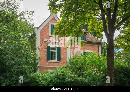 Tipica casa residenziale altoatesina nella bellissima città di Merano in Alto Adige, Trentino Alto Adige Foto Stock