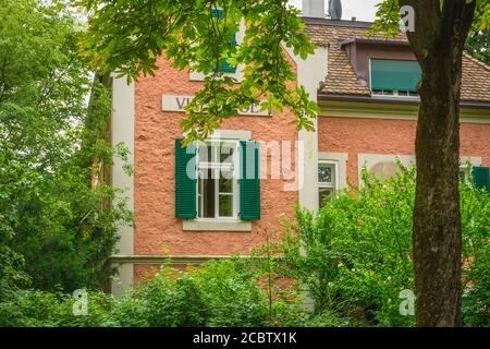 Tipica casa residenziale altoatesina nella bellissima città di Merano in Alto Adige, Trentino Alto Adige Foto Stock