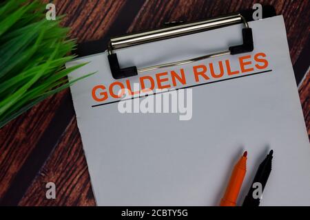 Il testo Golden Rules scrive su una documentazione isolata sulla scrivania dell'ufficio. Foto Stock
