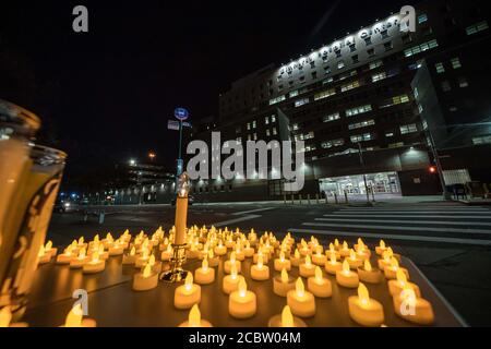 New York, Stati Uniti. 16 Apr 2020. Una vista di candele accese alla vigilia di coloro che sono morti a causa della pandemia del coronavirus.Elmhurst Hospital Center (EHC) tenere vigile per i colleghi e pazienti che sono morti a causa del coronavirus (COVID-19) pandemia. Credit: John Nacion/SOPA Images/ZUMA Wire/Alamy Live News Foto Stock