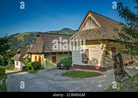 Case di tronchi storici nel villaggio di Vlkolinec, patrimonio dell'umanità dell'UNESCO, vicino a Ruzomberok, regione di Zilina, Slovacchia Foto Stock