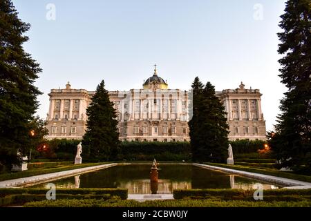 Vista del Palazzo reale di Madrid dai Giardini di campo del Moro Foto Stock