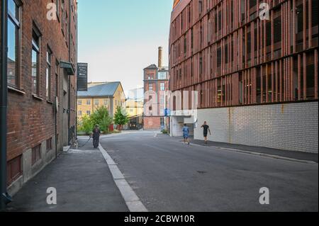 Garvaregatan è una vecchia strada nel paesaggio industriale di Norrkoping. Gli edifici della fabbrica sono stati ristrutturati in condomini. Foto Stock