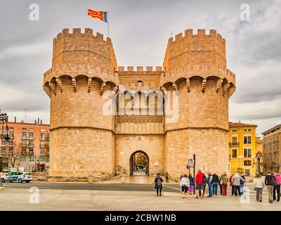 3 marzo 2020: Valencia, Spagna - le Torres de Serranos o Puerta de Serranos, la porta principale del 14 ° secolo della città murata di Valencia nel sud Sp Foto Stock