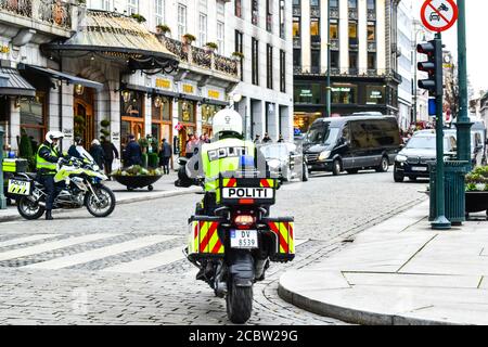 Ufficiali di polizia e auto in attesa di un VIP a Oslo Foto Stock