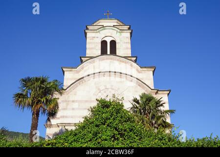 Architettura religiosa, dettagli. Montenegro. Campanile della Chiesa Ortodossa di San Sava nella città di Tivat Foto Stock