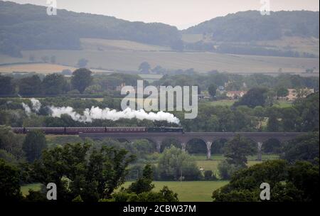 Il treno a vapore attraversa il viadotto Stanway appena a nord della stazione di Toddington sulla sua strada per Broadway. Gloucestershire Warwickshire Steam Railway ran Foto Stock