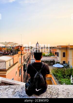 Un viaggiatore che guarda alla cupola di San Pietro in lontananza Foto Stock