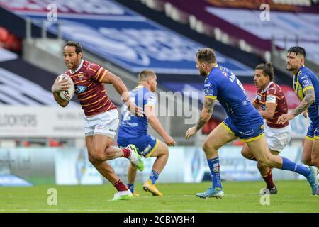 Leroy Cudjoe di Huddersfield Giants fa la rottura. Foto Stock