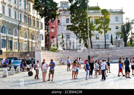 Persone in Piazza del Popolo Foto Stock