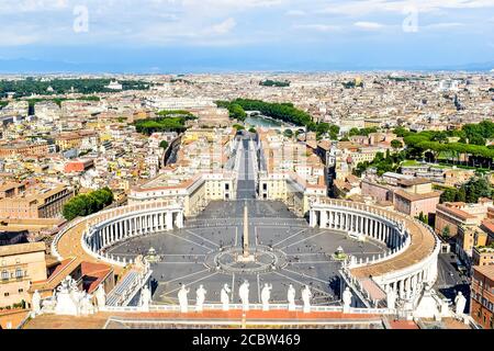 Vista di Piazza San Pietro dalla cupola di San Pietro Foto Stock