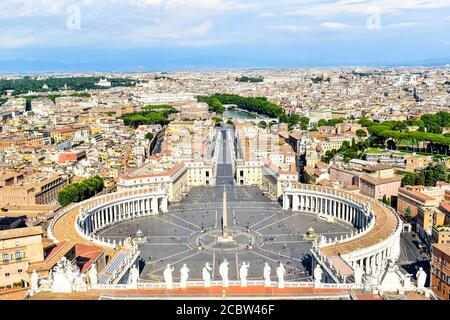 Vista di Piazza San Pietro dalla cupola di San Pietro Foto Stock