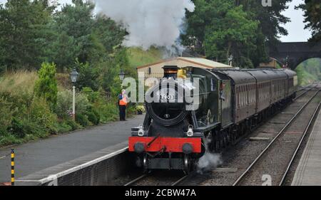 Il motore esce dalla stazione di Cheltenham. Gloucestershire Warwickshire Steam Railway ha gestito il suo primo treno oggi da quando è iniziato il blocco. Il 1949 Foto Stock