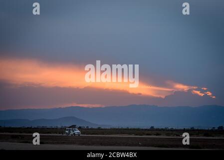 Camper al tramonto al Parco Naturale Delta de l'Ebre a Tarragona, Catalogna, Spagna Foto Stock