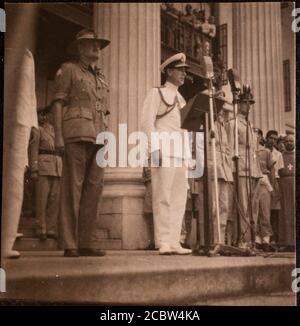 Giapponese rinuncia a Lord Louis Mountbatten a Singapore 12 settembre 1945 queste stampe fotografiche originali sono state acquistate a casa dall'Estremo Oriente dal padre dei fotografi in fondo ad una cassetta degli attrezzi dopo la guerra. Sono in un album di famiglia e copiati da questo fotografo Supremo Comandante alleato Sud Est Asia: La resa giapponese a Singapore: L'ammiraglio Mountbatten che consegna un discorso sui gradini del Municipal Building a Singapore dopo la cerimonia di consegna. Da sinistra a destra: Generale William Slim (in cappello), ammiraglio Lord Mountbatten (al microfono, in bianco), tenente Gener Foto Stock