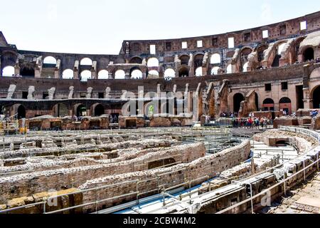 La vista dell'arena del Colosseo Foto Stock