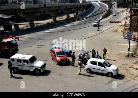 15 agosto 2020: Srinagar. Kashmir. 15 agosto 2020. Un coprifuoco è imposto a Srinagar e nel resto della valle del Kashmir mentre l'India celebra il suo giorno di indipendenza per commemorare la sua indipendenza dal Regno Unito il 15 agosto 1947. Sono poche le persone che si trovano nelle strade di Srinagar, dove le forze militari indiane sono dispiegate per far rispettare le restrizioni. Il coprifuoco è stato imposto alla vigilia dell'India Independence Day, e i servizi Internet mobili sono stati anche vietato nella Valle (Credit Image: © Muzamil Mattoo/IMAGESLIVE via ZUMA Wire) Foto Stock