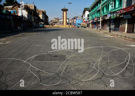 15 agosto 2020: Srinagar. Kashmir. 15 agosto 2020. Un coprifuoco è imposto a Srinagar e nel resto della valle del Kashmir mentre l'India celebra il suo giorno di indipendenza per commemorare la sua indipendenza dal Regno Unito il 15 agosto 1947. Sono poche le persone che si trovano nelle strade di Srinagar, dove le forze militari indiane sono dispiegate per far rispettare le restrizioni. Il coprifuoco è stato imposto alla vigilia dell'India Independence Day, e i servizi Internet mobili sono stati anche vietato nella Valle di credito: Muzamil Mattoo/IMAGESLIVE/ZUMA Wire/Alamy Live News Foto Stock