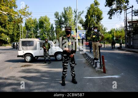 15 agosto 2020: Srinagar. Kashmir. 15 agosto 2020. Un coprifuoco è imposto a Srinagar e nel resto della valle del Kashmir mentre l'India celebra il suo giorno di indipendenza per commemorare la sua indipendenza dal Regno Unito il 15 agosto 1947. Sono poche le persone che si trovano nelle strade di Srinagar, dove le forze militari indiane sono dispiegate per far rispettare le restrizioni. Il coprifuoco è stato imposto alla vigilia dell'India Independence Day, e i servizi Internet mobili sono stati anche vietato nella Valle (Credit Image: © Muzamil Mattoo/IMAGESLIVE via ZUMA Wire) Foto Stock