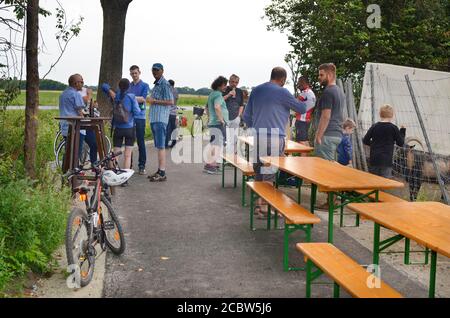 Reisenberg, Austria - 25 agosto 2020: Gruppo non identificato di sportivi con biciclette riposano su angolo ristoro sulla pista ciclabile lungo la strada in bassa A. Foto Stock