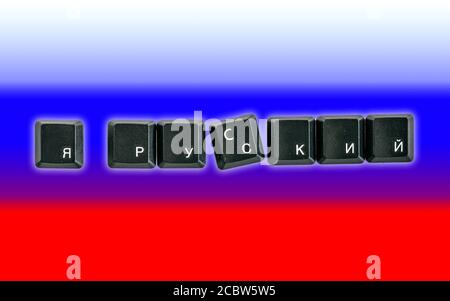 Tastiera per computer che scrive 'sono russo' in russo, su uno sfondo tricolore che rappresenta una bandiera russa Foto Stock