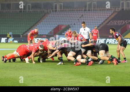 Sale & Harlequins effettuare una mischia in uno stadio vuoto durante la Gallagher Premiership Rugby match tra Harlequins e sale Sharks a Twickenham Stoop, Twickenham, Inghilterra, il 14 agosto 2020. Foto di Ken Sparks. Solo per uso editoriale, è richiesta una licenza per uso commerciale. Nessun utilizzo nelle scommesse, nei giochi o nelle pubblicazioni di un singolo club/campionato/giocatore. Foto Stock