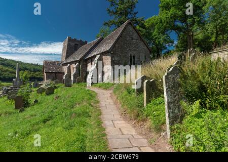 Cwmyoy, Monboccuthshire, Galles, 7 agosto 2020, la Chiesa di San Martino con la sua famosa torre pendente Foto Stock