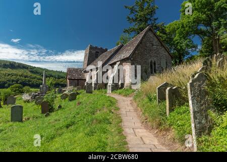 Cwmyoy, Monboccuthshire, Galles, 7 agosto 2020, la Chiesa di San Martino con la sua famosa torre pendente Foto Stock