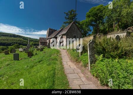 Cwmyoy, Monboccuthshire, Galles, 7 agosto 2020, la Chiesa di San Martino con la sua famosa torre pendente Foto Stock