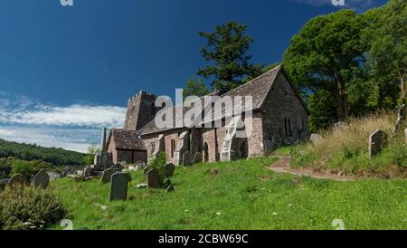 Cwmyoy, Monboccuthshire, Galles, 7 agosto 2020, la Chiesa di San Martino con la sua famosa torre pendente Foto Stock