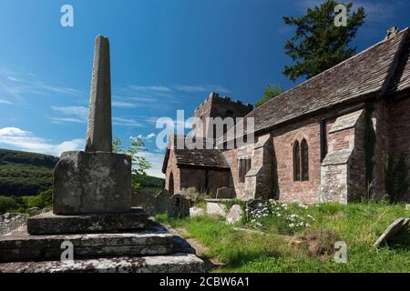 Cwmyoy, Monboccuthshire, Galles, 7 agosto 2020, la Chiesa di San Martino con la sua famosa torre pendente Foto Stock