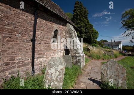 Cwmyoy, Monboccuthshire, Galles, 7 agosto 2020, un contrafforte sulla Chiesa di San Martino con la sua famosa torre pendente Foto Stock