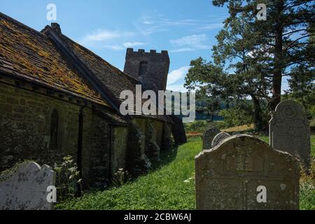 Cwmyoy, Monboccuthshire, Galles, 7 agosto 2020, la Chiesa di San Martino con la sua famosa torre pendente Foto Stock